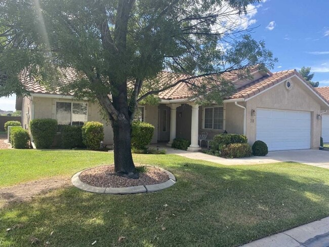 Building Photo - Charming Home Near Mathis Park