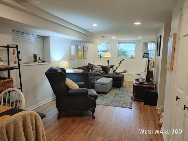 Photo - 2102 W Belle Plaine Ave Unit G