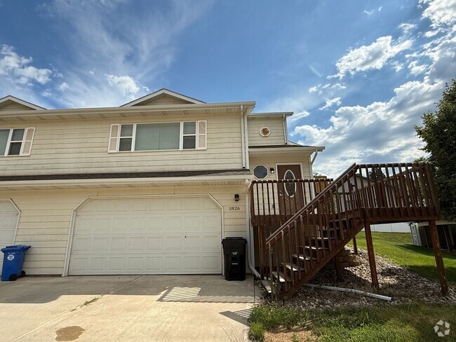 Building Photo - Large 3-Bedroom Condo for Rent!