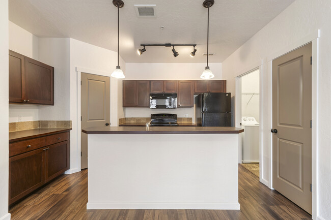 2 BR, 2 BA TOP/DAY- 1022 SQF - Residence at Mill River Apartments