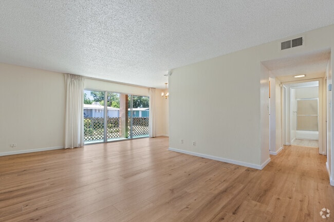 1BR, 1BA - 1000SF - Living Room