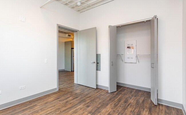 Photo - 900 W Dakin St