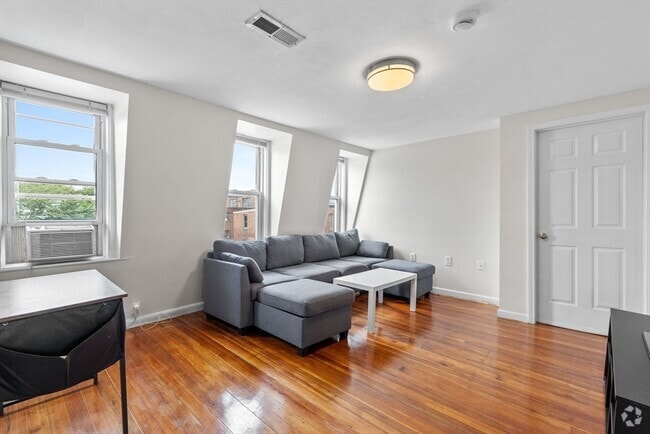 Building Photo - 528 Medford St Unit 3 Rental