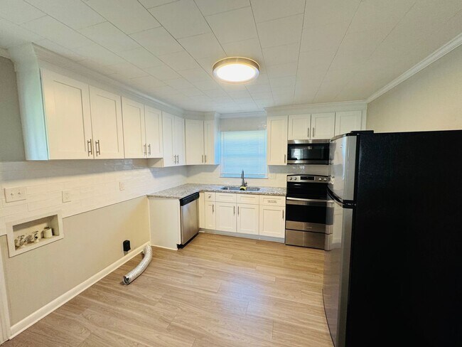 Photo - 799 Sunderland Rd SW
