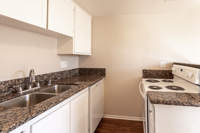 2BR, 2BA - 915 SF