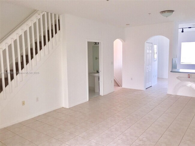 Photo - 5670 NW 116th Ave Unidad 205