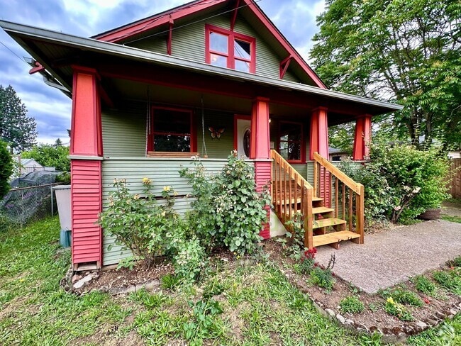 Building Photo - 2-Bedroom House with Fully Fenced Backyard...