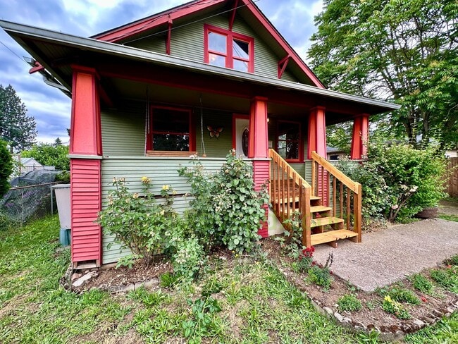 2-Bedroom House with Fully Fenced Backyard... - 2-Bedroom House with Fully Fenced Backyard...