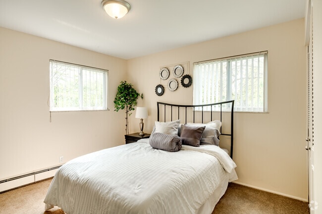 2BR, 1BA - 900SF - Bedroom - Eastlawn Arms Apartments