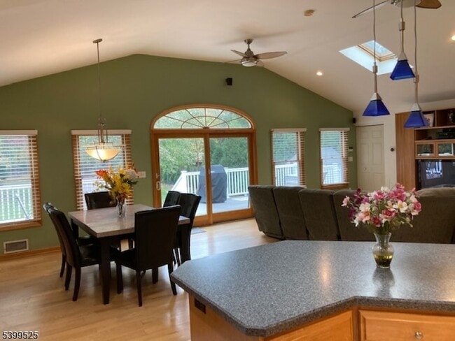 Photo - 598 Saddle River Rd Unidad 1