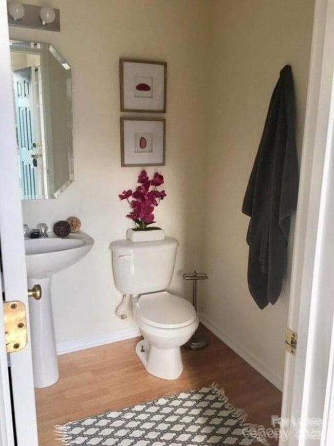 Photo - 3232 Barons Court Rd