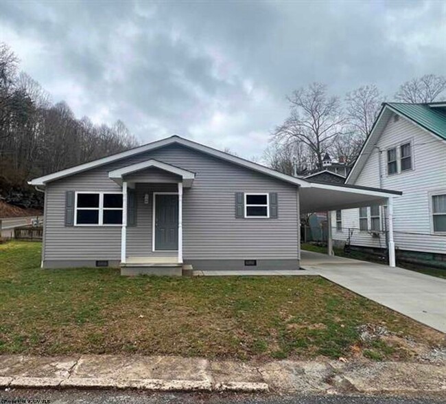 2 bed, 1 bath house in Glenville, WV. - 2 bed, 1 bath house in Glenville, WV.