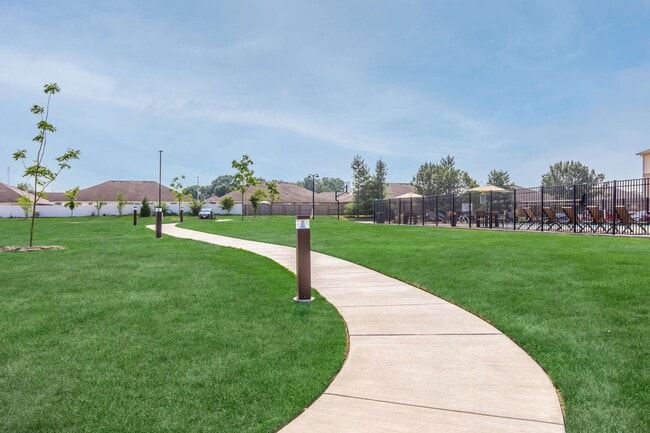 Scenic Station Apartments Lawn