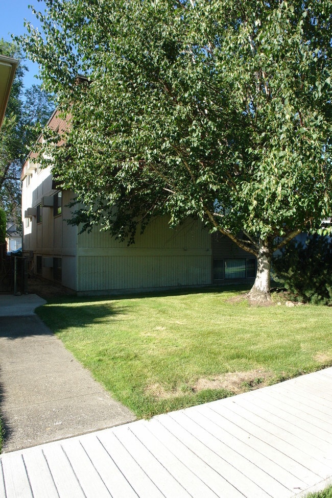 411 E Sinto Ave