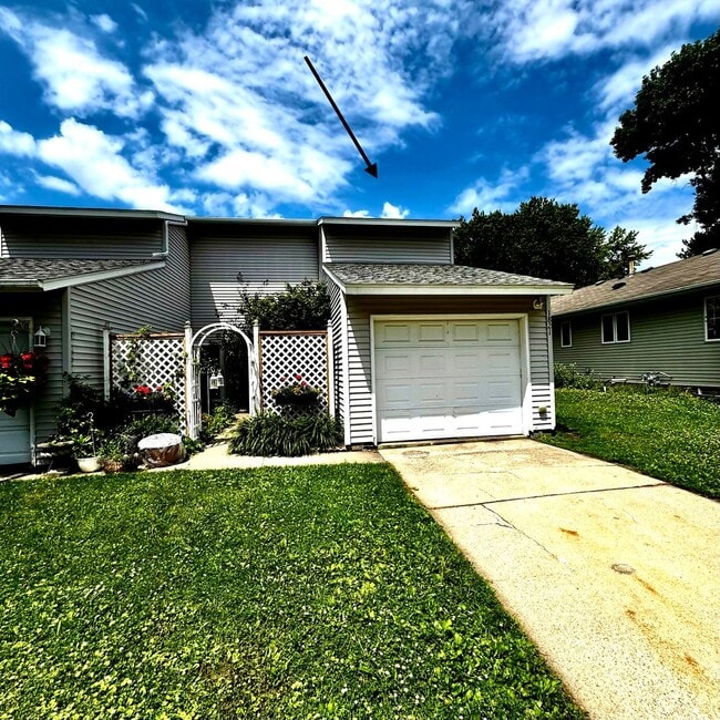Building Photo - FOR SALE 3-BR Rochester 2- bath 1 car garage Townhome for Just $239,000!