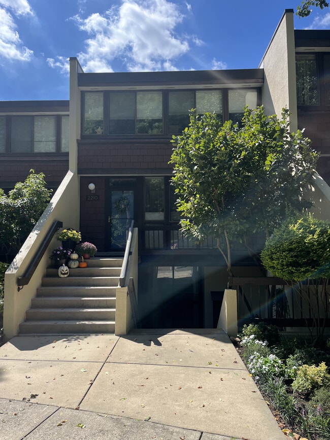 Building Photo - 2208 S Quincy St Unit 2208 Rental
