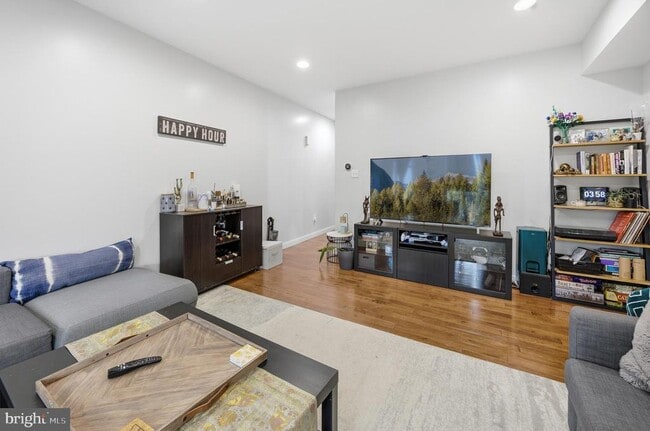 Photo - 2568 Collins St