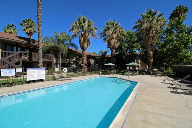 Piscina - Country Hills Apartments