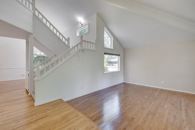 Beautifully Updated 4-Bedroom Home in Sammamish!- AVAILABLE NOW FOR RENT!!