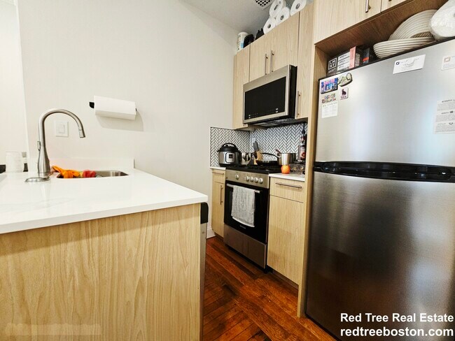 Building Photo - 2 Joy St Unit 2