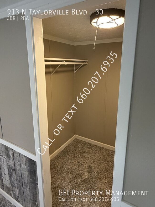 Photo - 913 N Taylorville Blvd