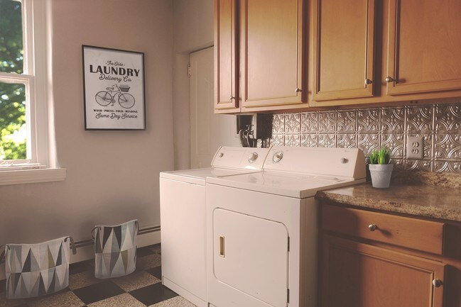 Private laundry - 35 Maple Ave Unit A