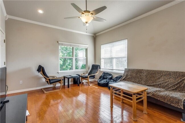 Photo - 3011 Speedway Unit Speedway 6