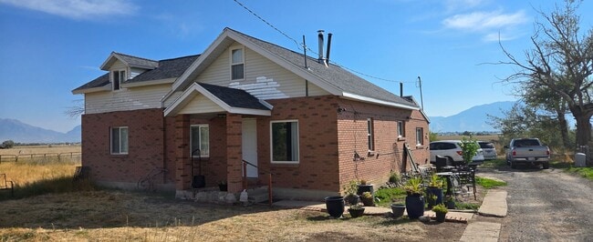 Building Photo - Beautiful Home and Amazing Mountain Views