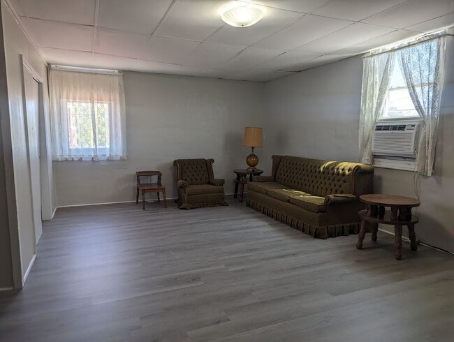 Building Photo - 2 BEDROOM UPSTAIRS FURNISHED APARTMENT Unit 106 E 3rd St Apt 6