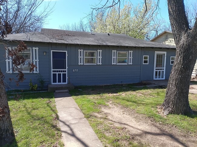 Building Photo - 632 E Sears St