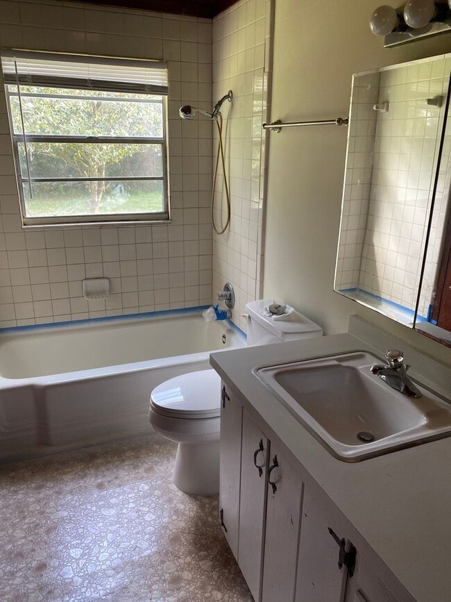 Photo - 2 bedroom 1 bath not too far from downtown...