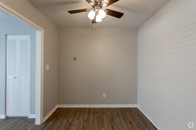 2BR, 1.5BA - 944 SF
