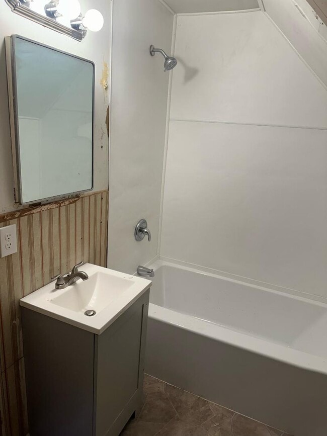 208 1/2 E Avenue B - Unit 2
