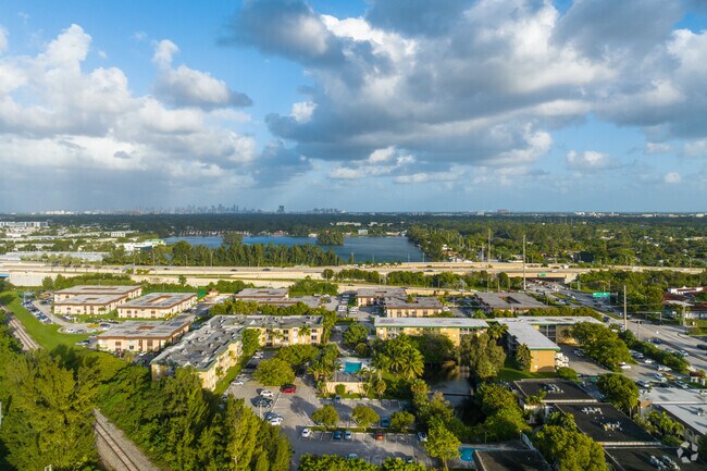 5400-5450 SW 77th Ct Aerial - Miller Lake Apartments