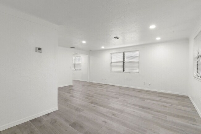Photo - NEWLY RENOVATED Home For Rent in St Petersburg!
