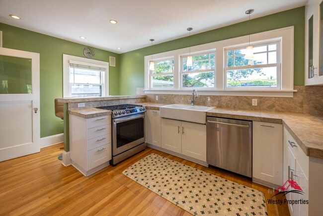 Building Photo - 3637 NE Alameda St Rental
