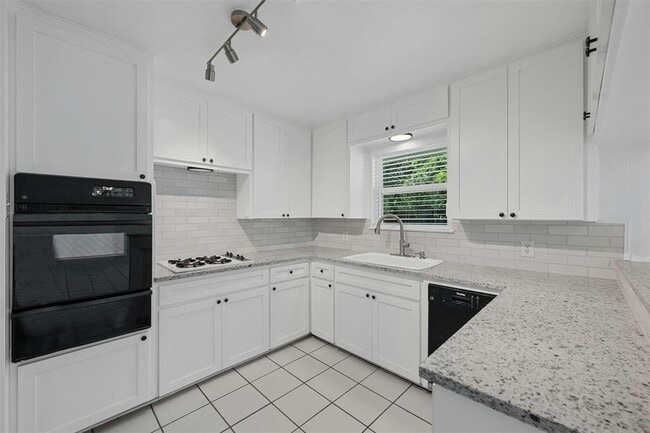 Photo - 2409 Devonshire Dr