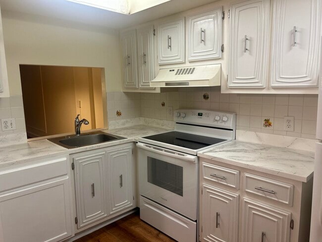 Photo - 109 Royal Pk Dr Unidad 2c