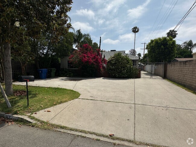 Building Photo - 3 Bed, 2 Bath Home in Lake Balboa