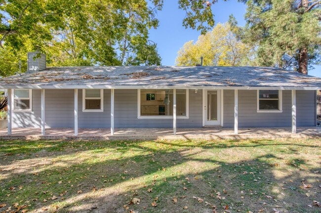 Building Photo - 15965 Blossom Hill Rd