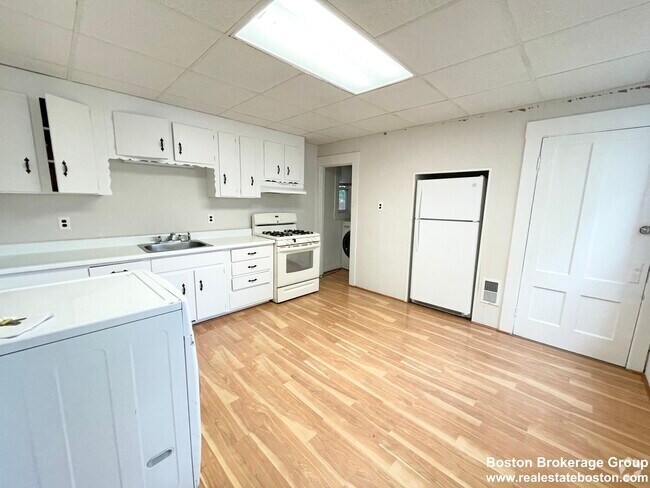 Building Photo - 121 Buttonwood St Unit #1 Rental