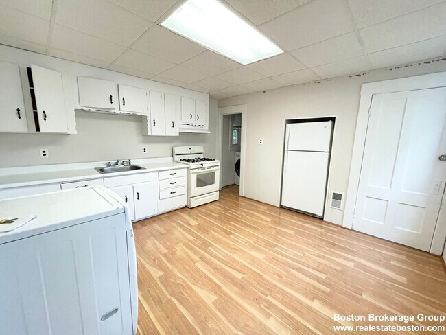 Building Photo - 121 Buttonwood St Unit #1 Rental