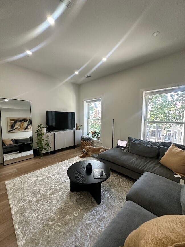 Building Photo - 1714 Euclid St NW Unit 5