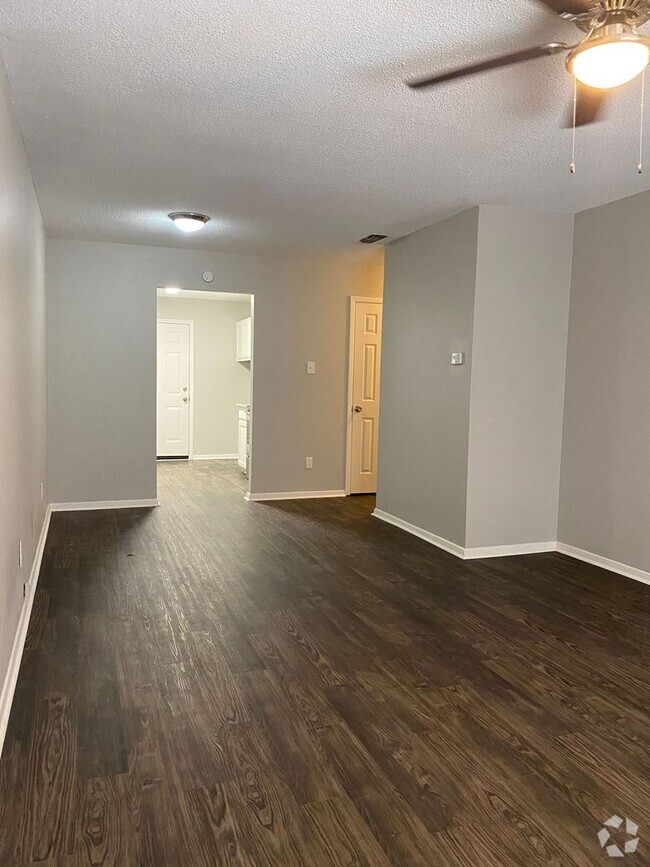 Building Photo - Cute 2 bedroom 1 bath apartment Unit 1302 #B Berry Dr