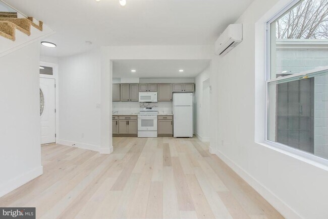 Photo - 745 Kenyon St NW