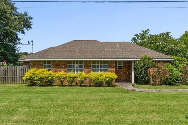 Building Photo - AVAILABLE FULL BRICK IN ROBERTSDALE