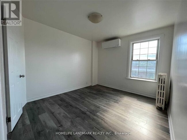 Photo - 2398 Bloor St W