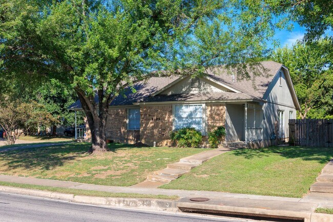 Building Photo - 8204 West Gate Blvd Unit -A