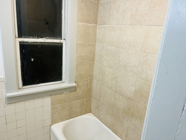 Building Photo - 114 Domedion Ave Unit lower Rental