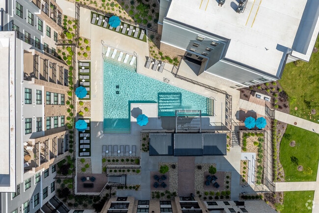 Pool - Neo Vantage Point